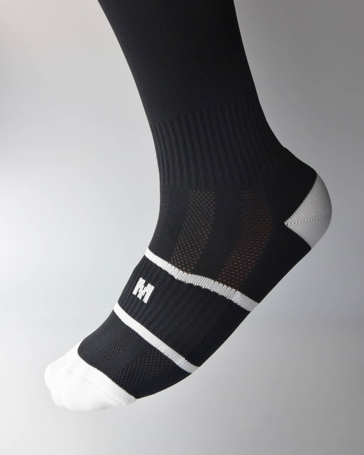 Calzini lunghi neri secondo dettaglio piede con logo bianco IGS 