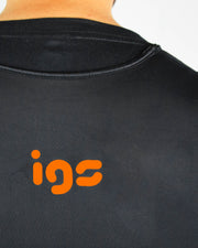 Dettaglio logo arancione su canotta nera IGS