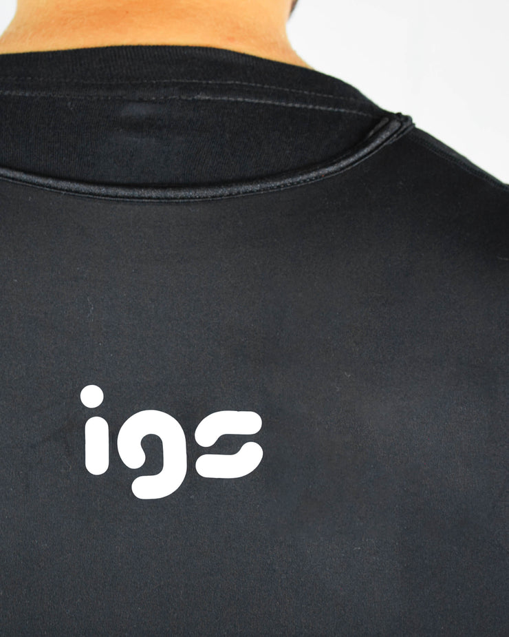 Dettaglio logo bianco su canotta nera igs-powerfull-life