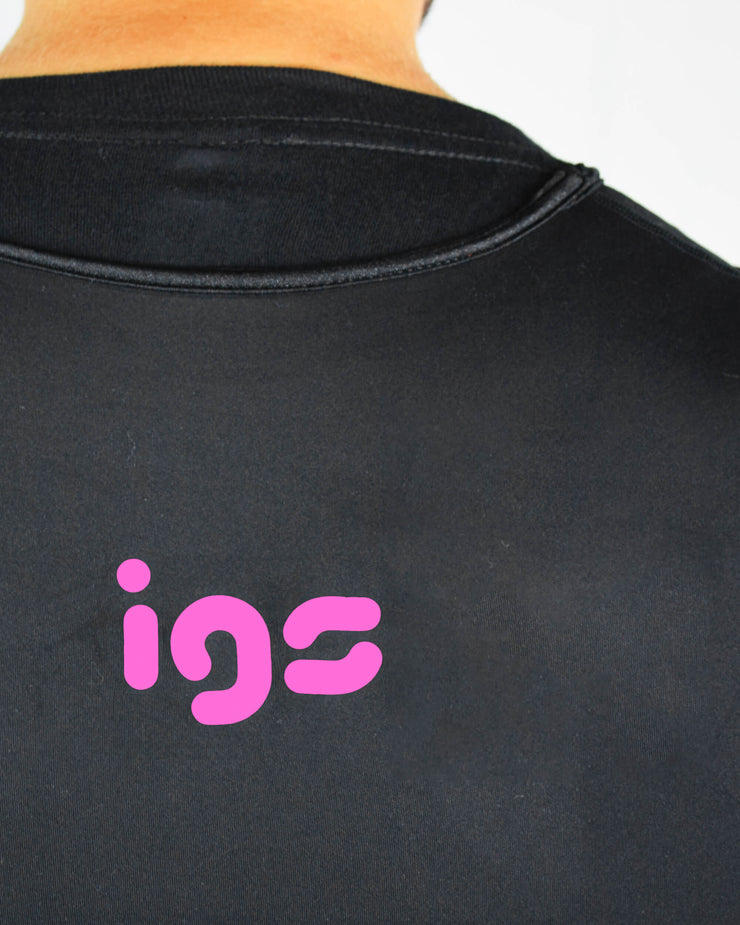 Dettaglio logo rosa fluo su canotta nera IGS powerfull life