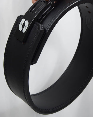 Cintura New Lever Belt IGS PREMIUM® Personalizzabile - IGS SPORT ITALIA - Dettaglio cintura nera con fibbia e logo IGS bianco