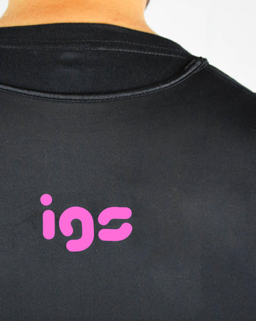 New Power Singlet IGS PRO® - IGS SPORT ITALIA - Dettaglio logo rosa fluo su canotta nera IGS powerfull life